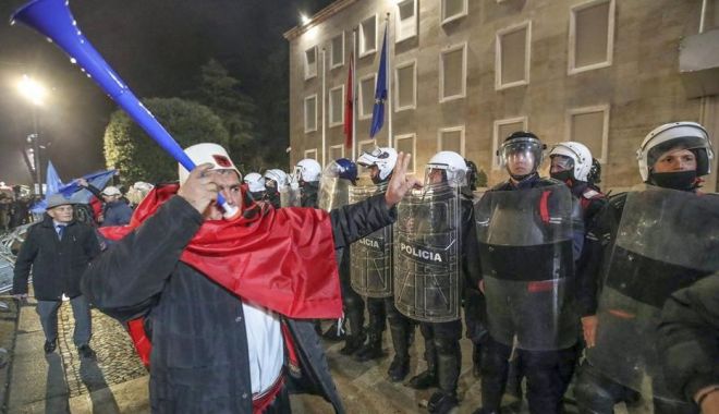 Albania: Mii de activişti ai opoziţiei solicită demisia premierului Rama