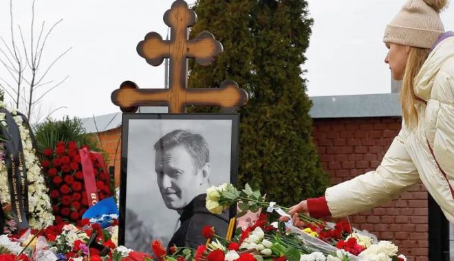 Părinţii lui Aleksei Navalnîi mulţumesc miilor de ruşi care i-au adus un omagiu - 1-1710061128.jpg