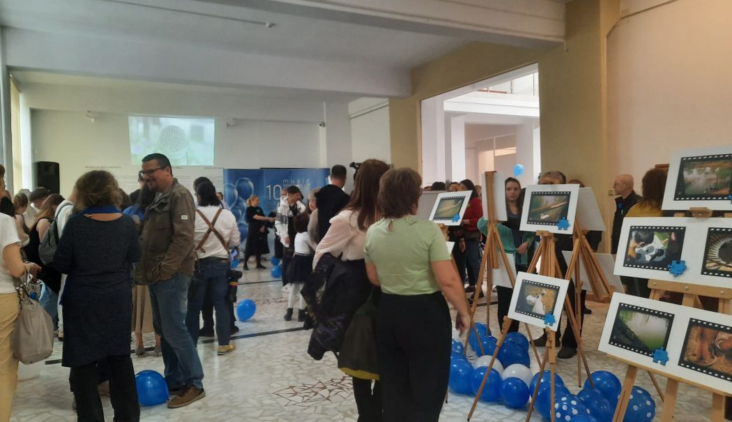 GALERIE FOTO / De Ziua Mondială a Conștientizării Autismului, Muzeul de Artă găzduiește o expoziție specifică