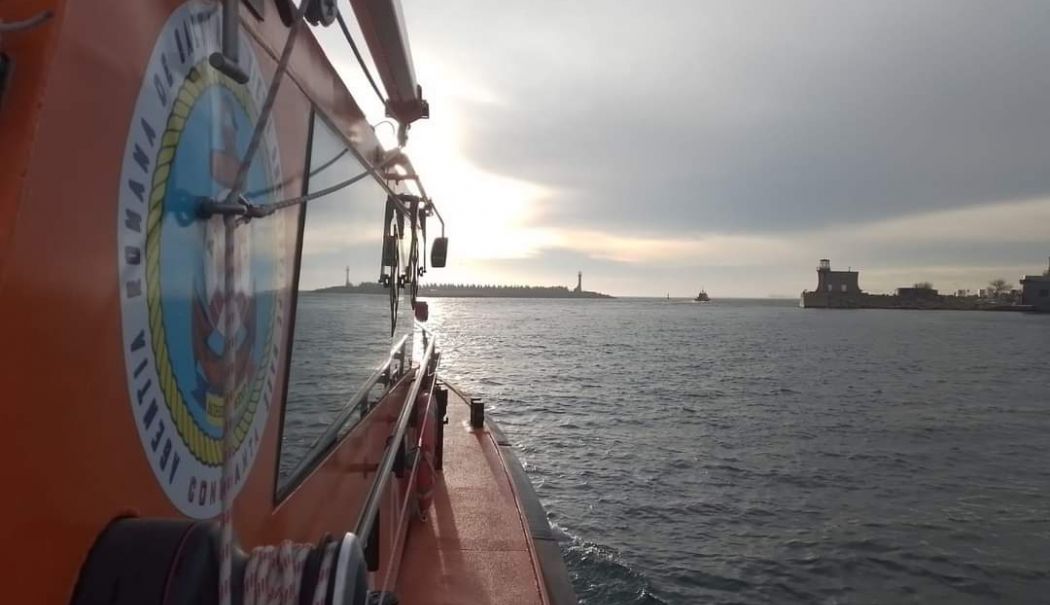 GALERIE FOTO / Ambarcațiune răsturnată în largul mării, la Tuzla. SAR ARTEMIS în operațiune de căutare și salvare