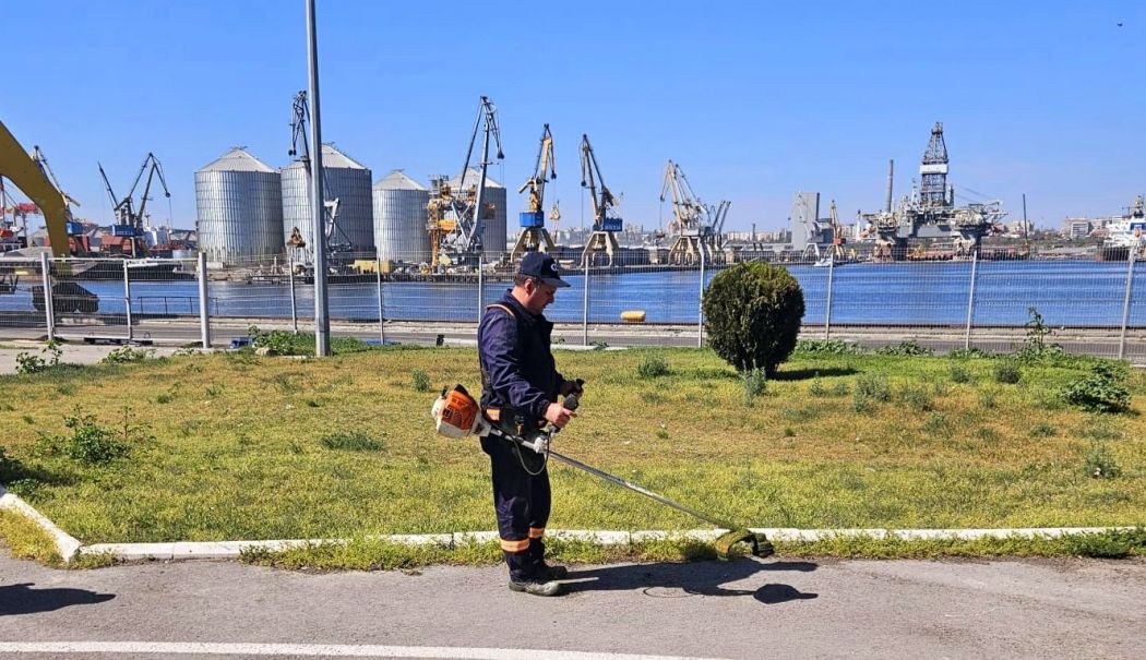 Curăţenie de primăvară! A demarat campania de igienizare a portului Constanţa