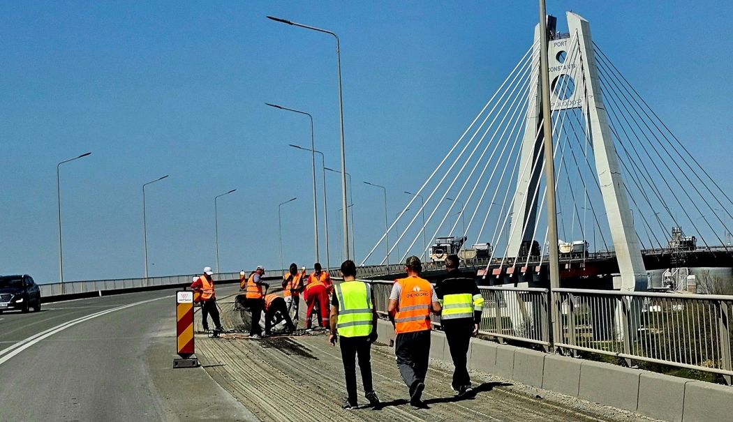 Administraţia Porturilor Maritime: Se asfaltează podul peste Canalul Dunăre - Marea Neagră - 1-1712911012.jpg