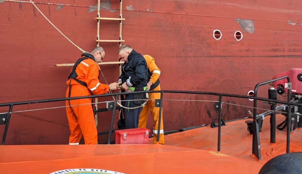 Misiune ARSVOM: SAR „Artemis” a preluat un navigator cu probleme medicale de pe petrolierul „RAVA” - 1-1713162209.jpg