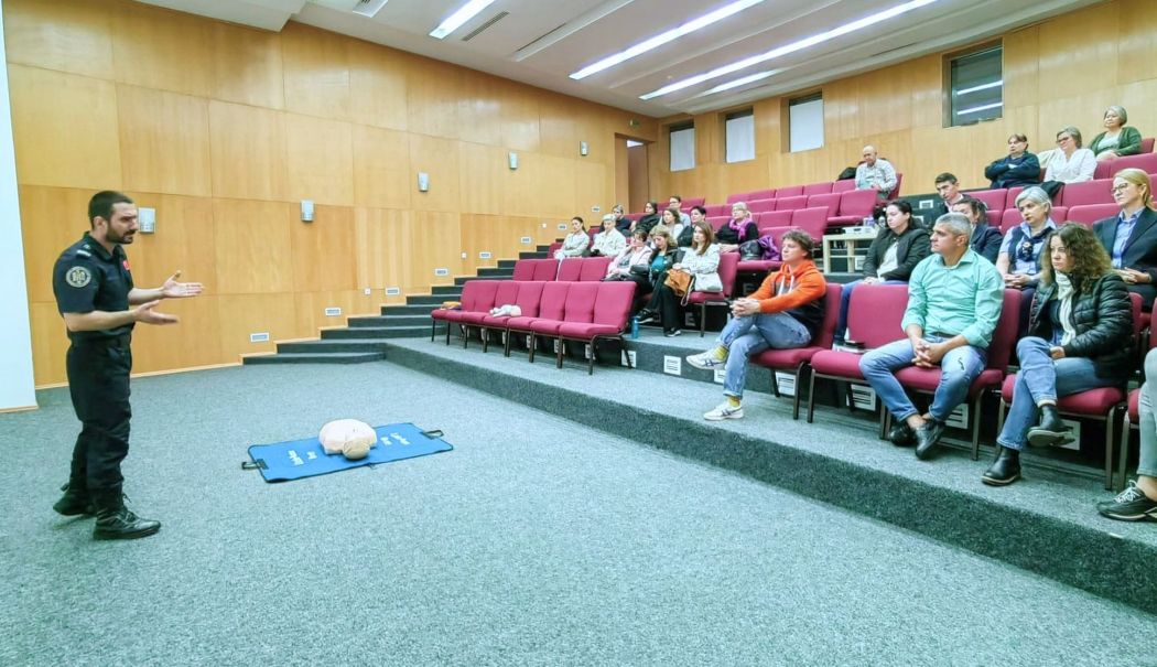 Zeci de angajaţi ai CFR Constanţa şi CFR Călători, instruiţi pentru acordarea primului ajutor - 1-1713962808.jpg