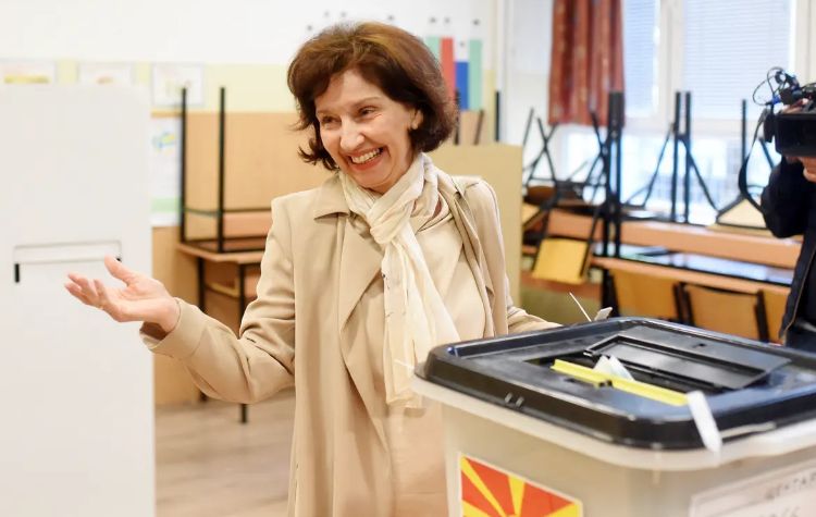 Gordana Siljanovska-Davkova a câştigat primul tur al alegerilor prezidenţiale din Macedonia de Nord - 1-1714032904.jpg