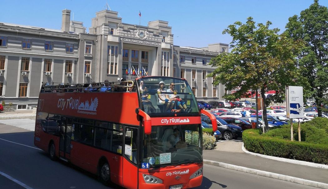Obiectivele istorice din portul Constanţa, admirate de turişti de la bordul autobuzelor supraetajate - 1-1714547401.jpg