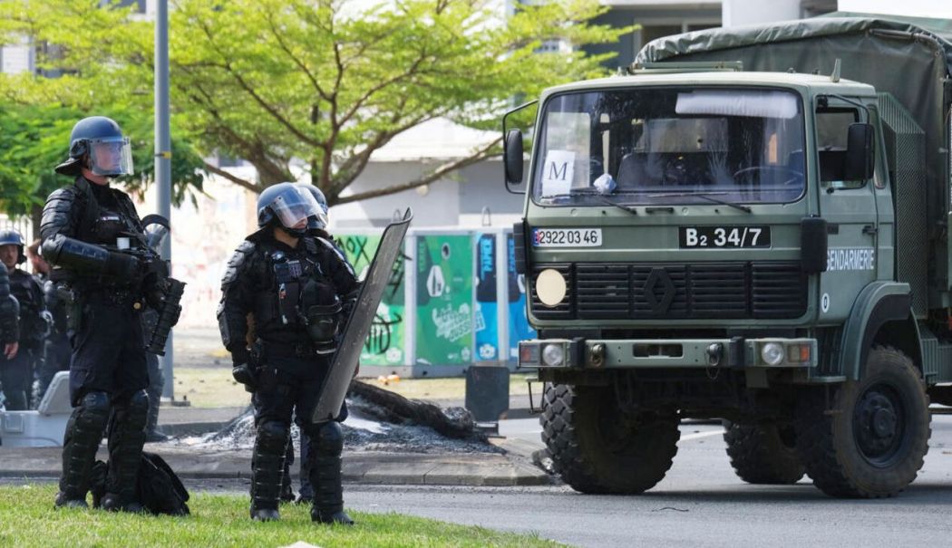 Franţa trimite militari pentru a securiza porturile şi aeroportul din Noua Caledonie - 1-1715839073.jpg
