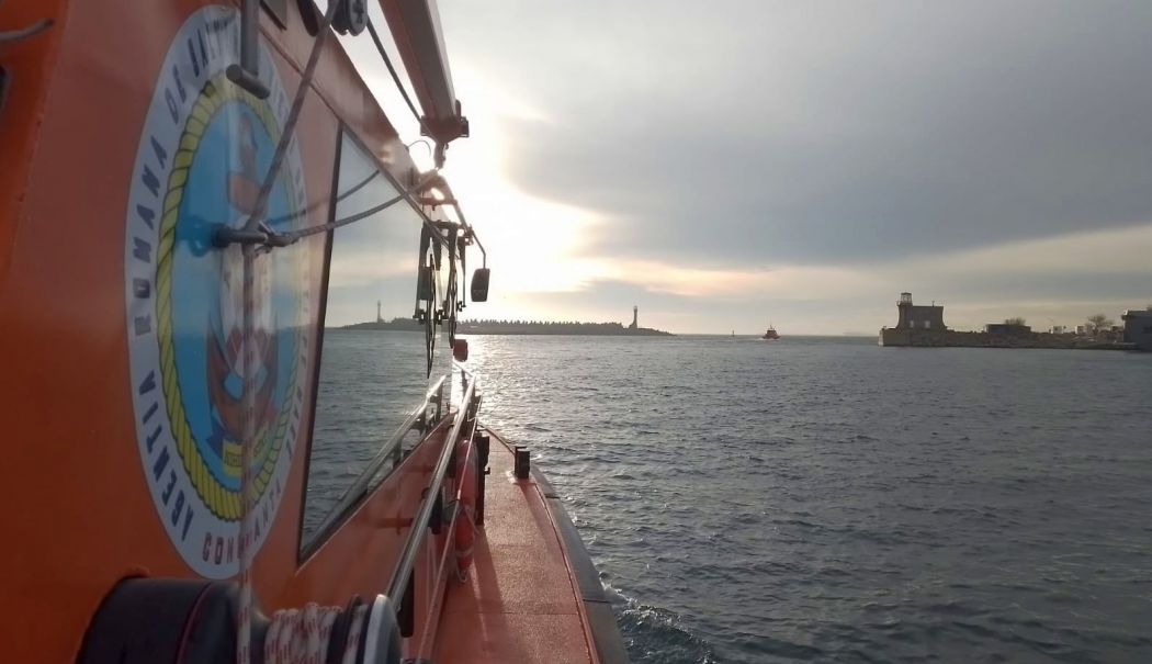 Intervenţie Medevac, la Sulina. Navigator cu probleme medicale de pe cargoul „Sea Horse”, adus la mal de SAR „Apollo” - 1-1716289359.jpg