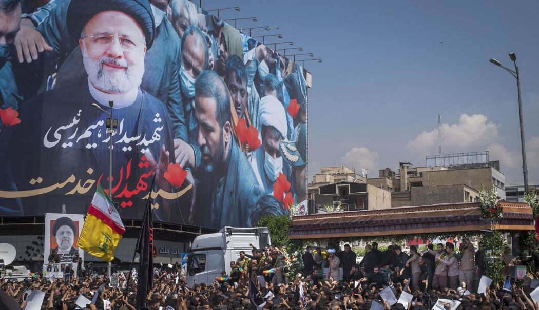Fostul preşedinte al Iranului, Ebrahim Raisi, înmormântat în oraşul-sfânt Mashdad - 1-1716446531.jpg