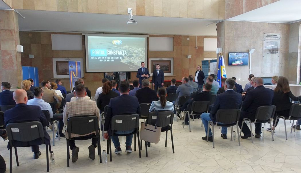 Cursanţii de la „Managementul Strategic al Afacerilor Interne”, vizită de documentare în portul Constanţa - 1-1716550064.jpg