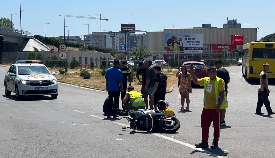 Accident rutier pe podul de la Doraly, din Constanța. Un curier aflat pe scuter a fost lovit de un autoturism