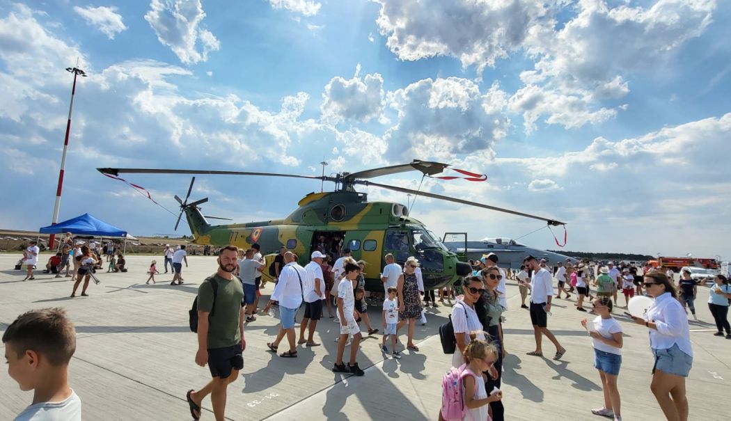 Aparate de zbor şi tehnică militară! Aşii manşei şi-au demonstrat măiestria la Black Sea Air Show 2024 - 1-1722772491.jpg