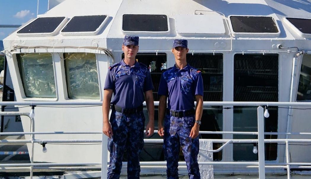 Studenţi ai Academiei Navale „Mircea cel Bătrân”, instrucţie la bordul unei nave ce se pregăteşte pentru o expediţie în Antarctica