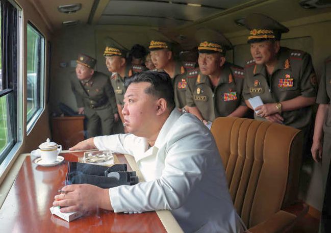 Coreea de Nord: Kim Jong Un a supervizat testarea unui lansator de rachete îmbunătăţit - 1-1724830376.jpg