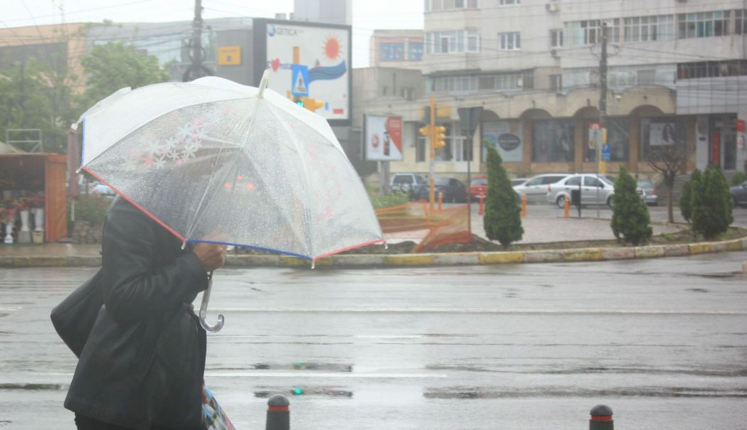 Cod galben de ploi şi vânt în zone din Dobrogea, Moldova, centrul şi estul Munteniei, până marţi dimineaţa