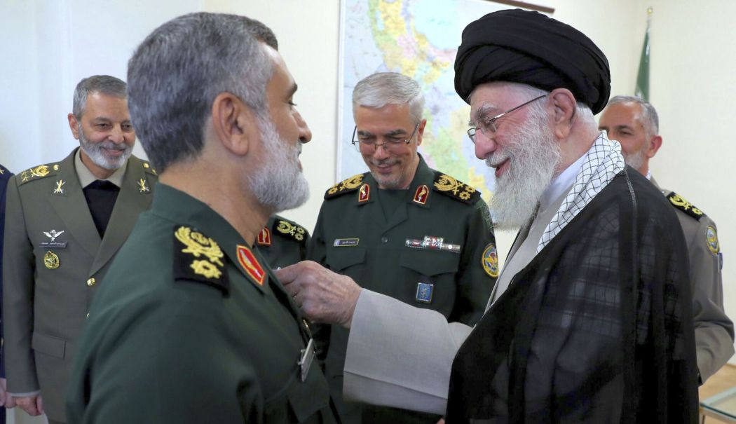 General al Gardienilor Revoluţiei, decorat de ayatollahul Khamenei - 1-1728287654.jpg