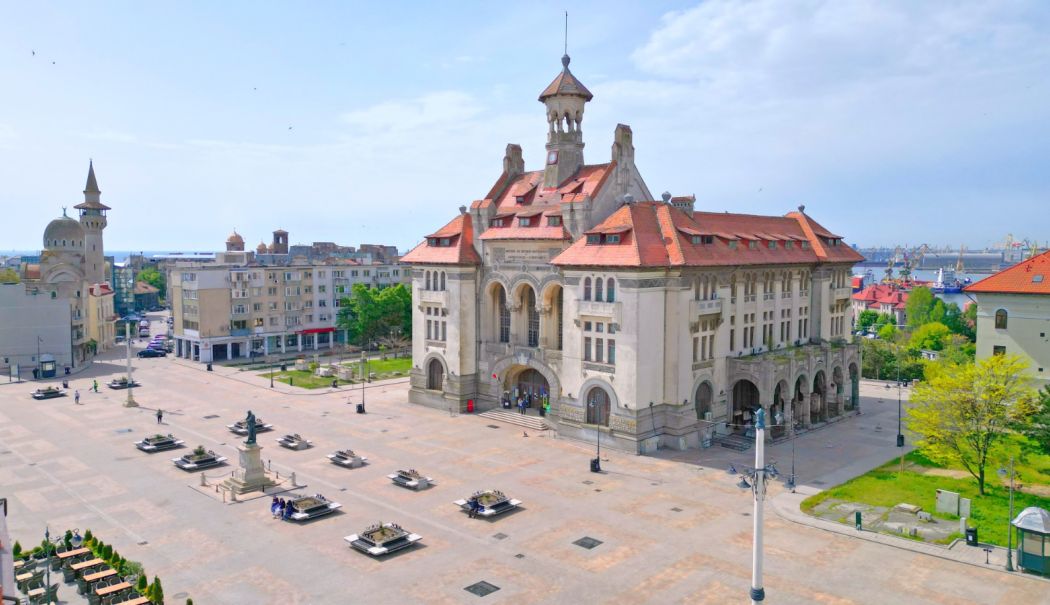 Pregătiri pentru sărbători. Se montează beculețele de Crăciun în piața Ovidiu - 1-1731669305.jpeg