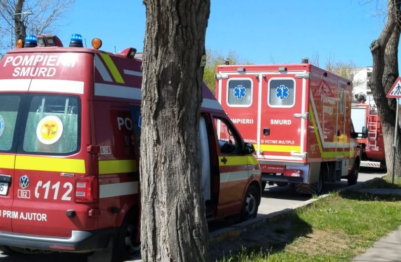 Pompierii constănţeni, intervenţie în cartierul Tomis Nord. O persoană a fost preluată de ambulanţă