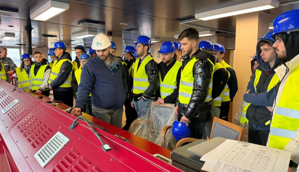 Şantierul Naval Constanţa, vizitat de 40 de studenţi ai Universităţii Maritime
