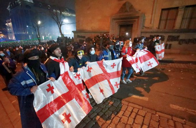 Kremlinul consideră că protestele din Georgia oferă indicii ale unei tentative de revoluţie de tip ucrainean - 1-1733218092.jpg