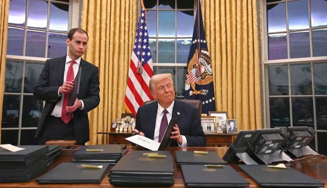 Avalanşă de ordine prezidenţiale semnate de Donald Trump. „Putin distruge Rusia!” - 1-1737444897.jpg