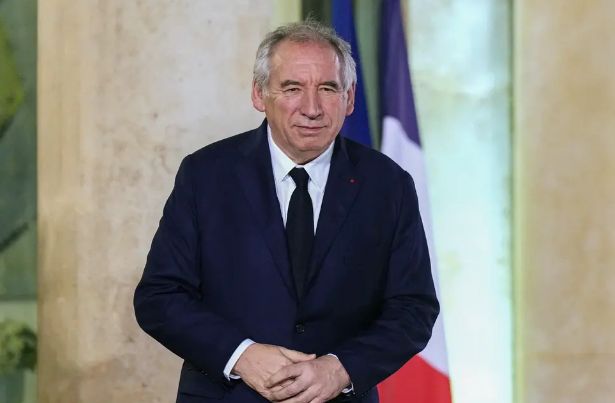 Premierul francez, criticat de partidele care-l susţin, după o declaraţie anti-imigraţie - 1-1738139311.jpg