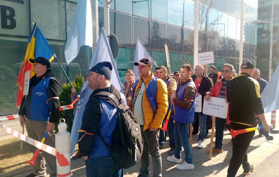 A început protestul muncitorilor de la Şantierul Naval Damen Mangalia, în faţa Ambasadei Ţărilor de Jos