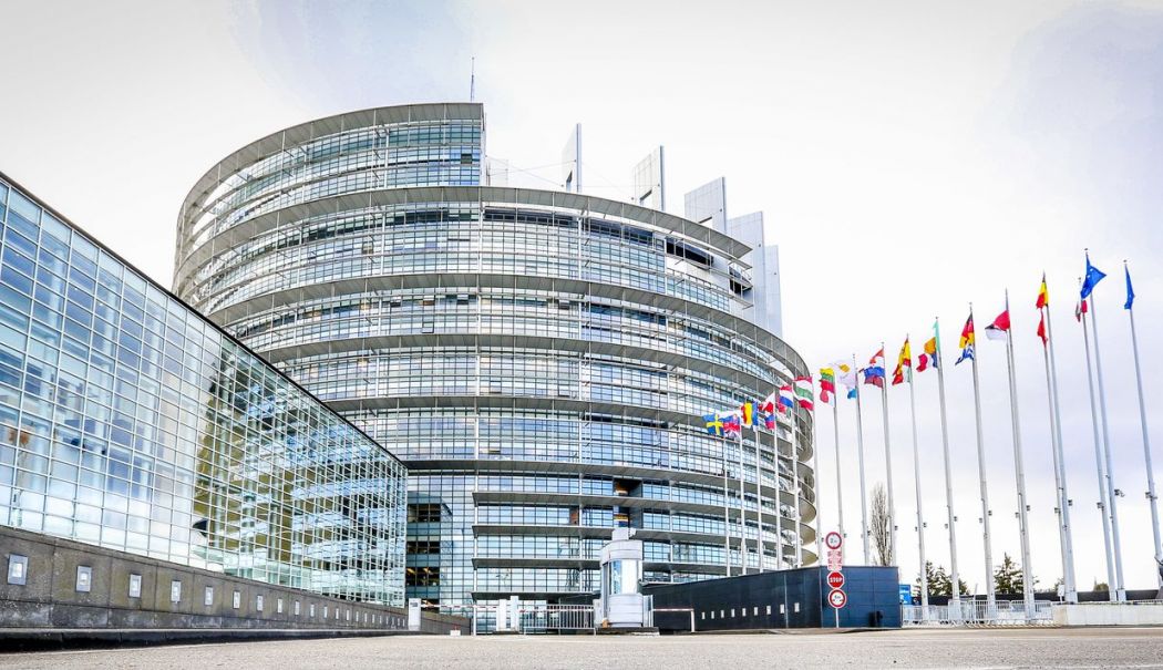 Parlamentul European condamnă încercările de şantajare a Ucrainei pentru a se preda Rusiei - 1-1741853337.jpg