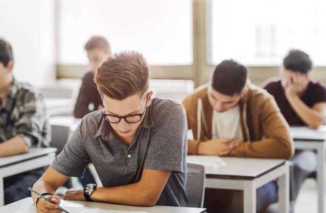 Simularea examenului de bacalaureat continuă marţi cu proba scrisă obligatorie a profilului - 1-1742884586.jpg