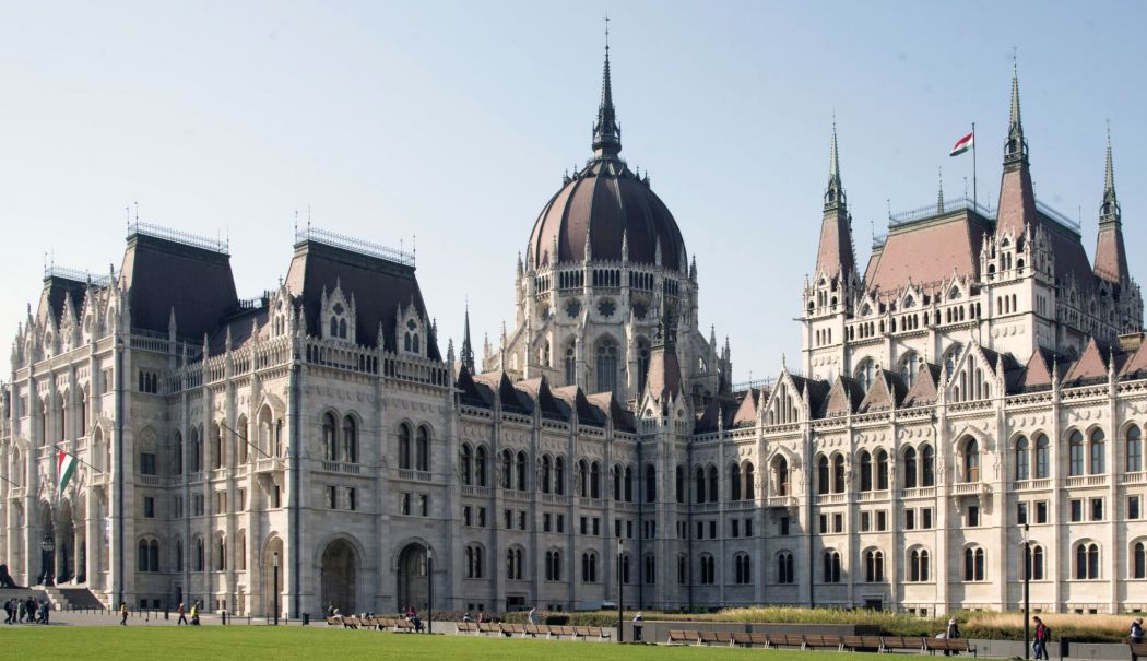 Parlamentul ungar a adoptat revizuirea Constituţiei cu măsuri sociale conservatoare - 1-1744698099.jpg