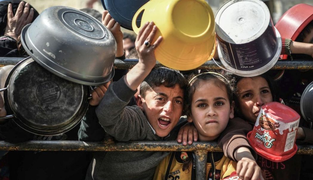 Raport ONU: Copiii înfometaţi din Gaza caută hrană în grămezile de gunoi - 1-1746347309.jpg