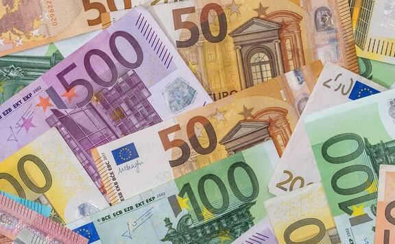 Moneda naţională se prăbuşeşte! Euro înregistrează joi un nou maxim istoric: 5,1222 lei - 1-1746701902.jpg