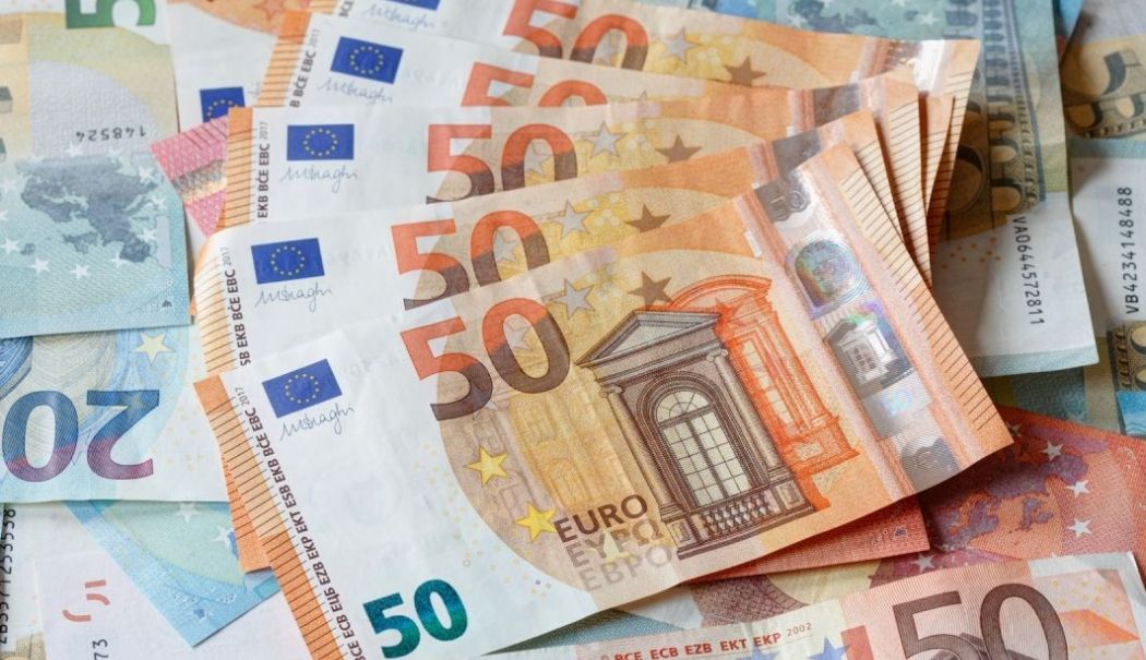 Leul s-a depreciat miercuri în raport cu euro, dar a crescut faţă de dolarul american