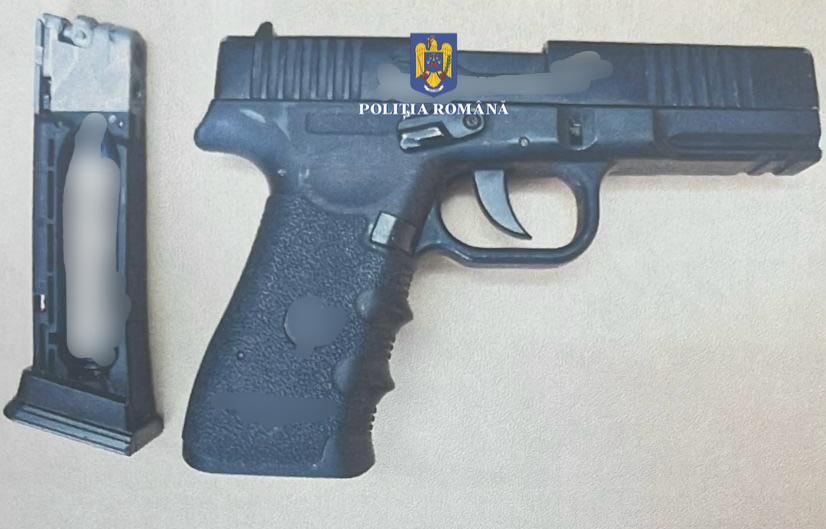 Un bărbat a fost depistat pe faleza din Tuzla în timp ce se plimba cu un pistol asupra sa