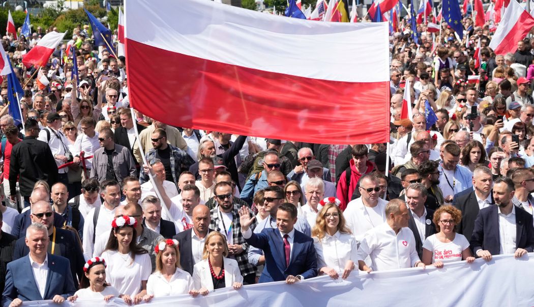 Alegeri prezidenţiale în Polonia. Manifestaţii electorale rivale ale celor două tabere la Varşovia - 1-1748245839.jpg
