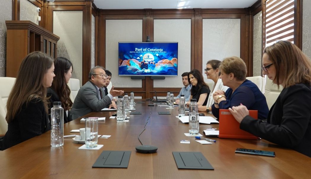 Reprezentanţi ai Organizaţiei Japoneze pentru Comerţ Exterior, vizită în portul Constanţa - 1-1748940402.jpg