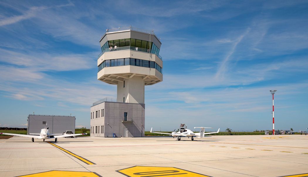 Cinematograf în aer liber pe Aeroportul Internaţional Tuzla. Trei zile dedicate filmului de aviaţie