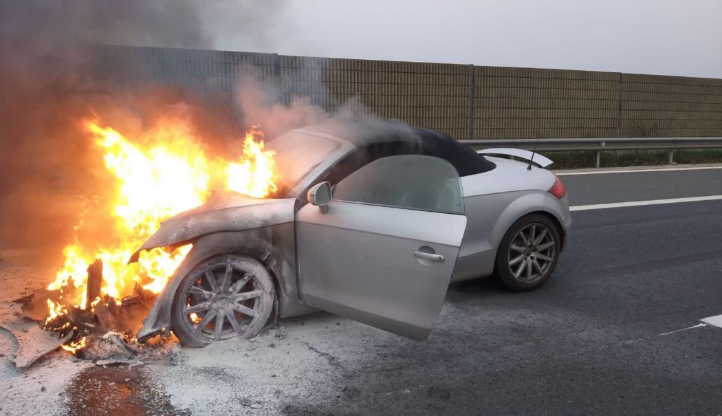 UPDATE. Pompierii sunt în alertă! Mai multe autoturisme au fost cuprinse de flăcări, în Constanța