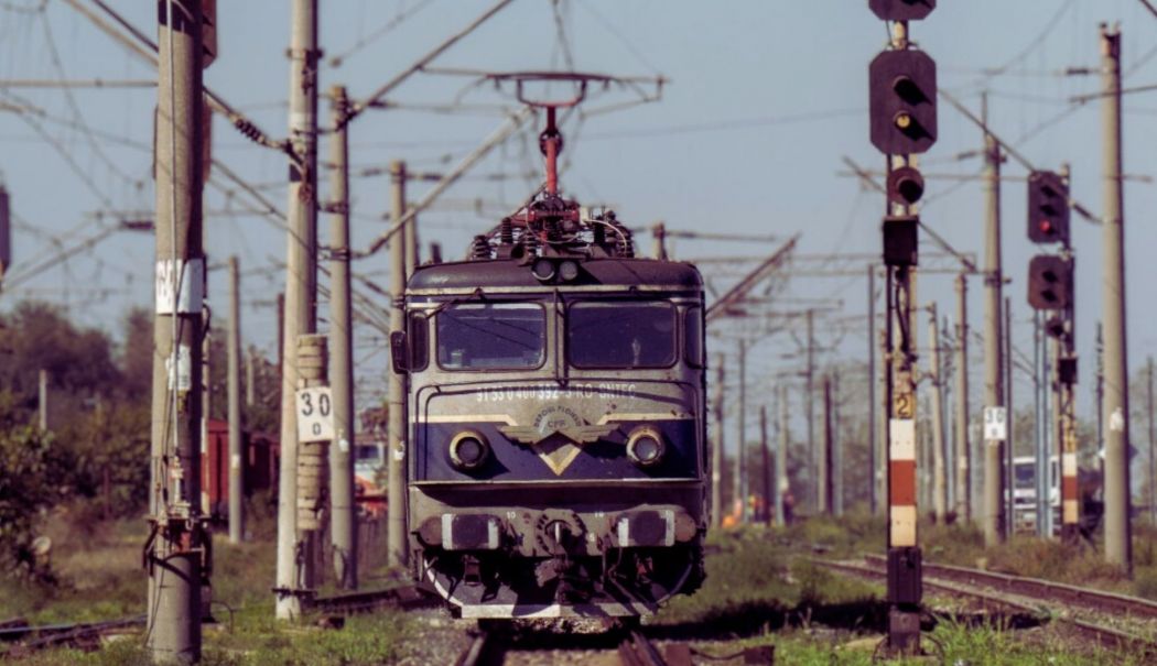 Trenurile vor circula cu viteză redusă în zilele următoare, din cauza temperaturilor mari la nivelul şinei - 1-1750832325.jpg