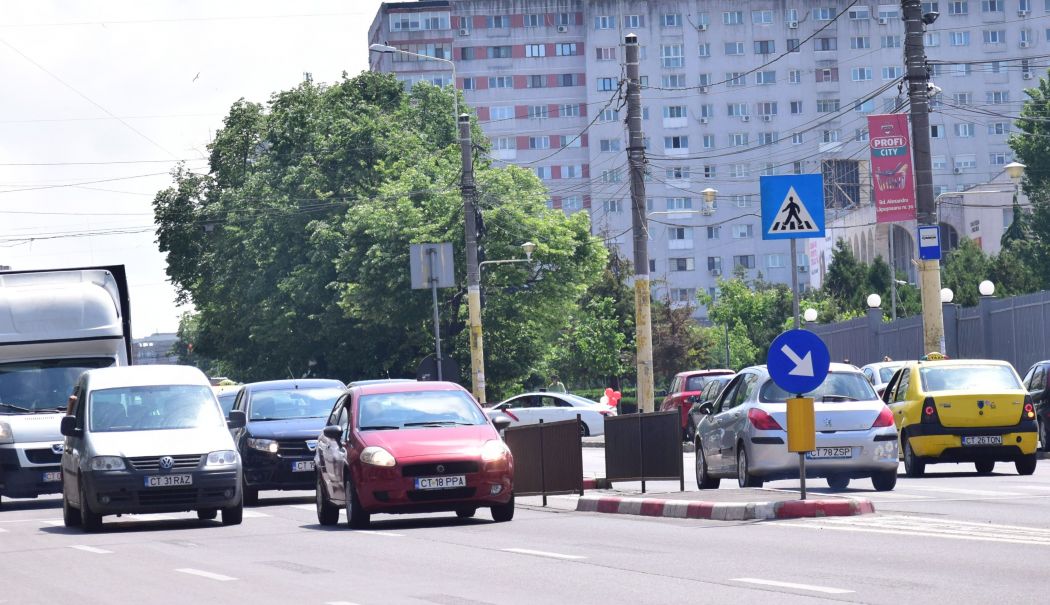 Benzină, rovinietă, impozit, asigurare - toate se scumpesc. „Îţi vine să te lipseşti de maşină!”