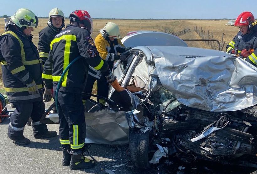 Două persoane au murit şi alte patru au fost rănite, între care doi copii, într-un accident rutier