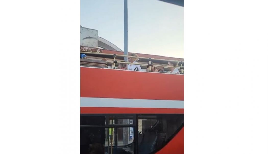 Scandal în plină stradă pentru un loc în autobuzul City Tour, la Constanța - 1-1752516979.jpg