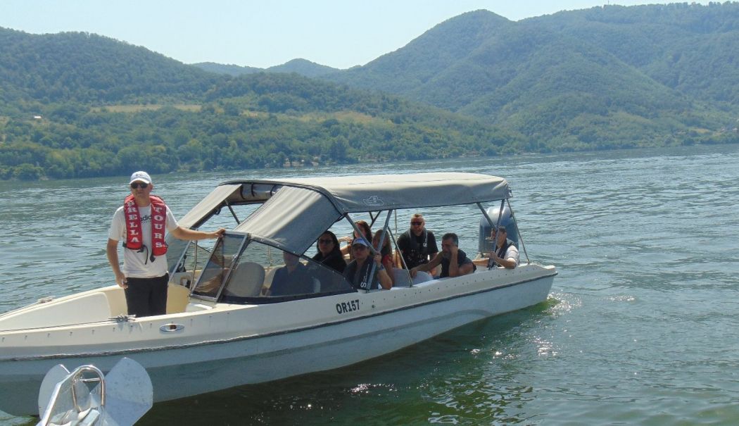 ANR, acţiuni de control. Turişti fără veste de salvare, gunoaie aruncate peste bord şi conducători de ambarcaţiuni cu băutura-n nas - 1-1754317877.jpg