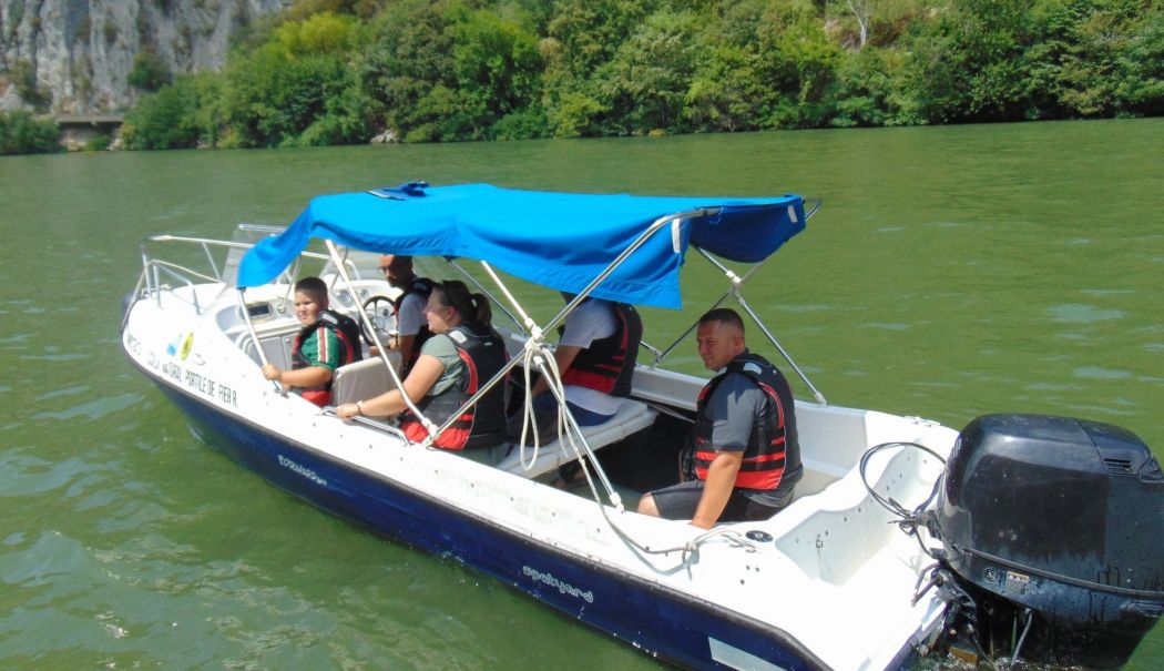 Disciplina la bord, luată la control! Prinși fără documente, dar cu şpriţu-n nas - 1-1754911901.jpg