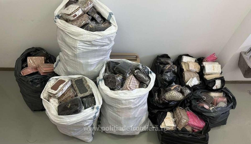 Sute de genți contrafăcute, în valoare de 170.000 de lei, confiscate de poliţiştii de frontieră, la Mangalia