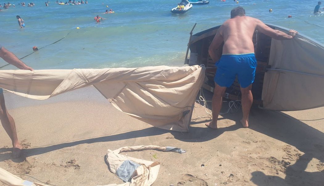 Un velier s-a răsturnat în apele mării, în stațiunea Eforie Nord! Trei turiști se aflau la bord
