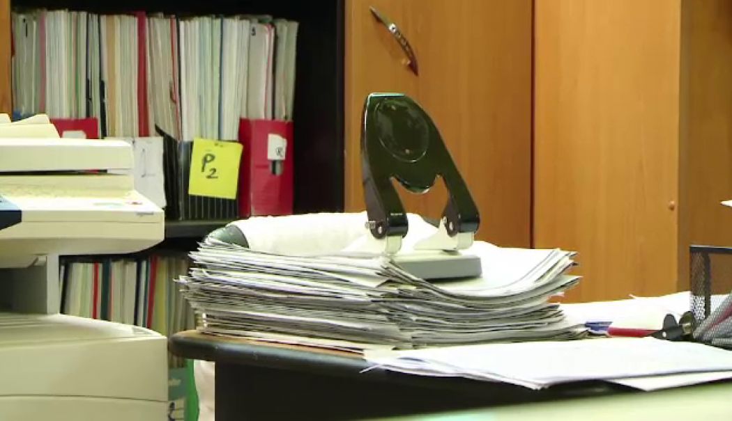 Contabila unor şcoli și-a virat bani ilegal în cont de peste 600 de ori, falsificând acte. Iată ce pedeapsă a primit - 1-1755693151.jpg