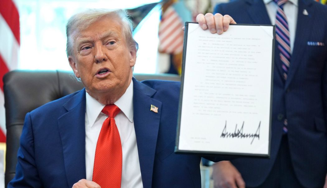 Donald Trump, măsuri represive împotriva arderii şi profanării drapelului american - 1-1756203302.jpg