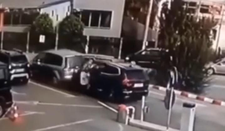 O şoferiţă a spulberat bariera unui mall, în timp ce voia să ia tichetul de parcare - 1-1759408661.jpg