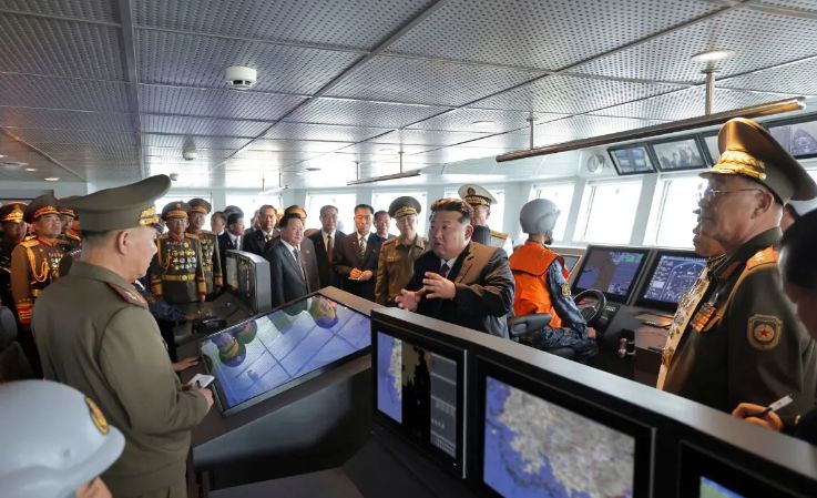 Coreea de Nord: Kim Jong Un a inspectat o navă de război echipată cu rachete nucleare - 1-1759733337.jpg
